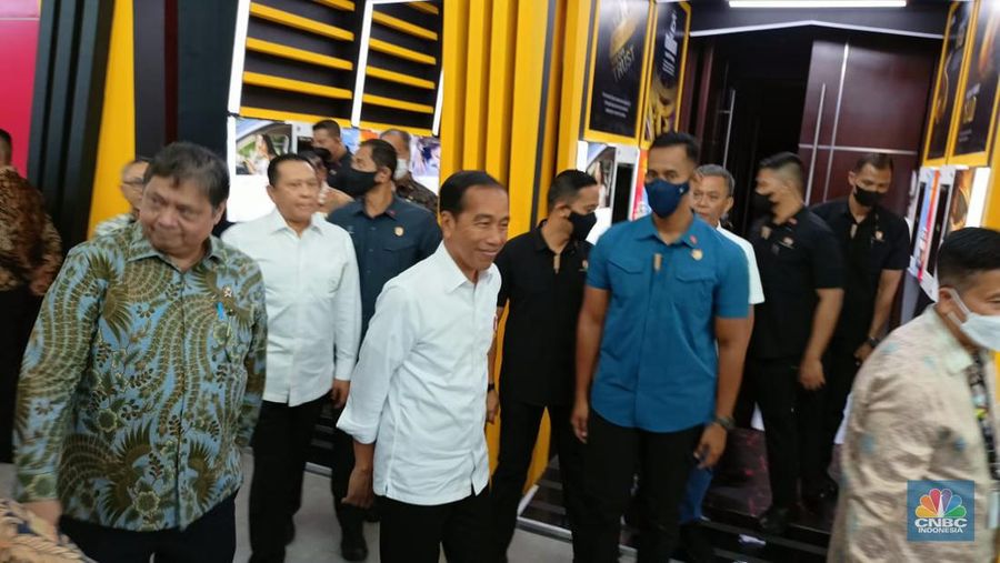 Presiden Joko Widodo dalam kunjungan The Indonesia International Motor Show 2023 pada (16/2). Jokowi mengunjungi booth mobil FIN Komodo dan melihat langsung produk Komodo KD 250 X (CNBC Indonesia Ferry Sandi)