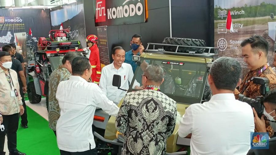Presiden Joko Widodo dalam kunjungan The Indonesia International Motor Show 2023 pada (16/2). (CNBC Indonesia Ferry Sandi)