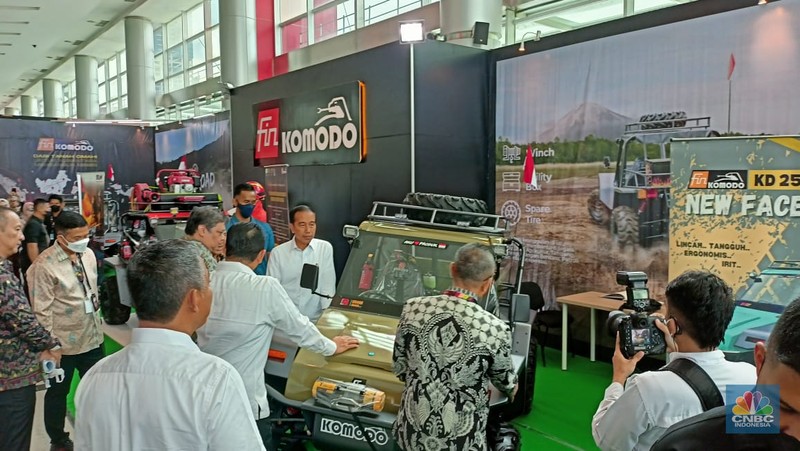 Presiden Joko Widodo dalam kunjungan The Indonesia International Motor Show 2023 pada (16/2). Jokowi mengunjungi booth mobil FIN Komodo dan melihat langsung produk Komodo KD 250 X Presiden Joko Widodo dalam kunjungan The Indonesia International Motor Show 2023 pada (16/2). Jokowi mengunjungi booth mobil FIN Komodo dan melihat langsung produk Komodo KD 250 X (CNBC Indonesia Ferry Sandi)