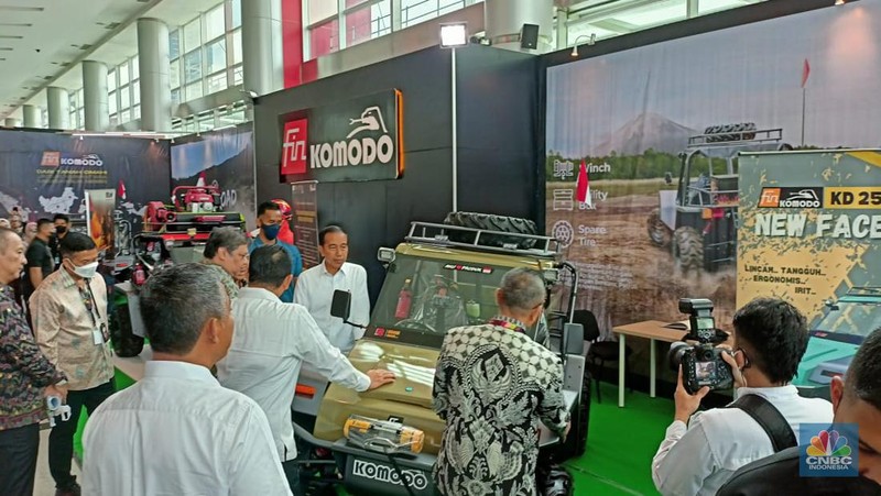 Presiden Joko Widodo dalam kunjungan The Indonesia International Motor Show 2023 pada (16/2). Jokowi mengunjungi booth mobil FIN Komodo dan melihat langsung produk Komodo KD 250 X (CNBC Indonesia Ferry Sandi)