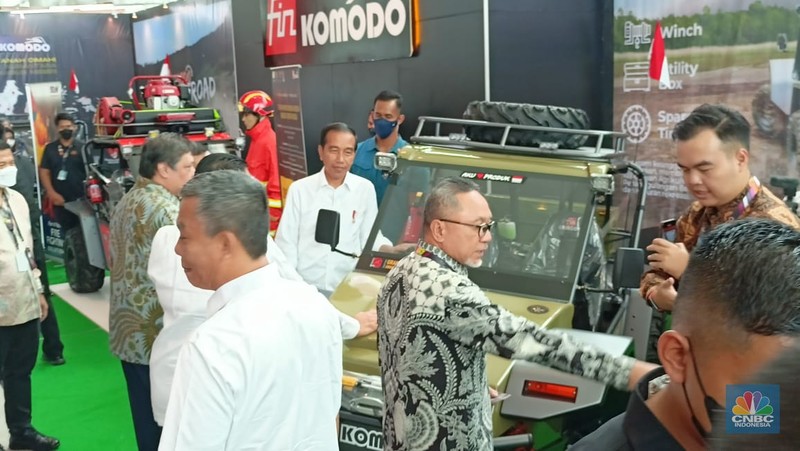 Presiden Joko Widodo dalam kunjungan The Indonesia International Motor Show 2023 pada (16/2). Jokowi mengunjungi booth mobil FIN Komodo dan melihat langsung produk Komodo KD 250 X Presiden Joko Widodo dalam kunjungan The Indonesia International Motor Show 2023 pada (16/2). Jokowi mengunjungi booth mobil FIN Komodo dan melihat langsung produk Komodo KD 250 X (CNBC Indonesia Ferry Sandi)