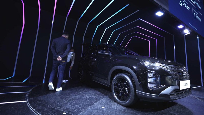 Susana Pengunjung di acara Indonesia Internasional Motor Show (IIMS) di JI-Expo Kemayoran, Jakarta, Kamis (16/2/2023). (CNBC Indonesia/Tri Susilo)