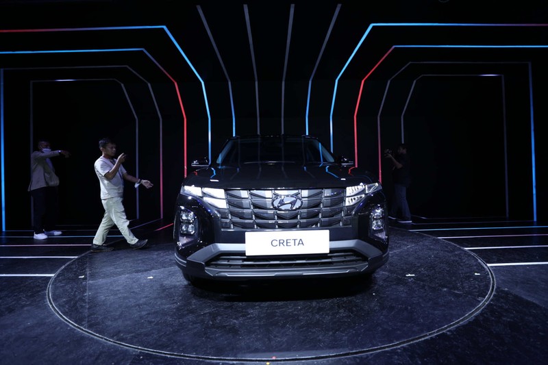 Susana Pengunjung di acara Indonesia Internasional Motor Show (IIMS) di JI-Expo Kemayoran, Jakarta, Kamis (16/2/2023). (CNBC Indonesia/Tri Susilo) Susana Pengunjung di acara Indonesia Internasional Motor Show (IIMS) di JI-Expo Kemayoran, Jakarta, Kamis (16/2/2023). (CNBC Indonesia/Tri Susilo)