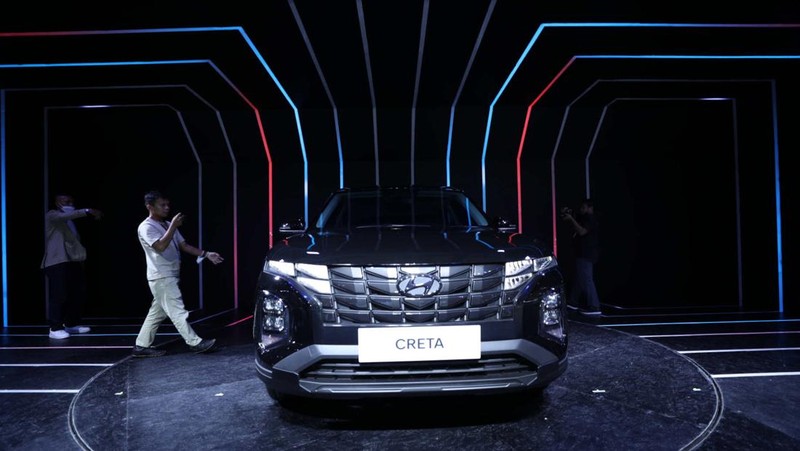 Susana Pengunjung di acara Indonesia Internasional Motor Show (IIMS) di JI-Expo Kemayoran, Jakarta, Kamis (16/2/2023). (CNBC Indonesia/Tri Susilo)