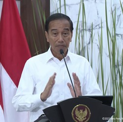 Jokowi: Insentif Kendaraan Listrik Masih Dihitung Sri Mulyani