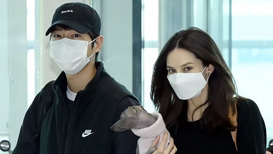 Song Joong Ki dan istrinya Katy Louise Saunders (Tangkapan Layar via Soompi)