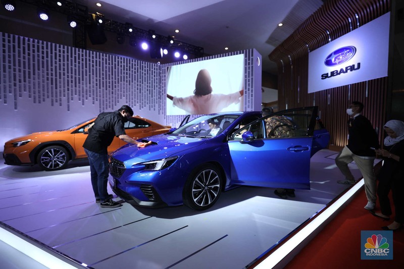 Susana Pengunjung di acara Indonesia Internasional Motor Show (IIMS) di JI-Expo Kemayoran, Jakarta, Kamis (16/2/2023). (CNBC Indonesia/Tri Susilo)