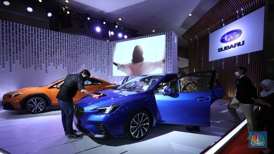 Susana Pengunjung di acara Indonesia Internasional Motor Show (IIMS) di JI-Expo Kemayoran, Jakarta, Kamis (16/2/2023). (CNBC Indonesia/Tri Susilo)