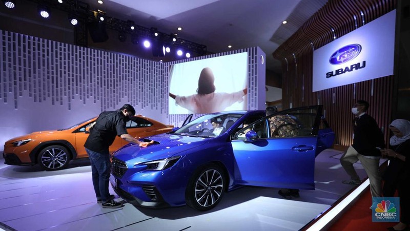 Susana Pengunjung di acara Indonesia Internasional Motor Show (IIMS) di JI-Expo Kemayoran, Jakarta, Kamis (16/2/2023). (CNBC Indonesia/Tri Susilo)