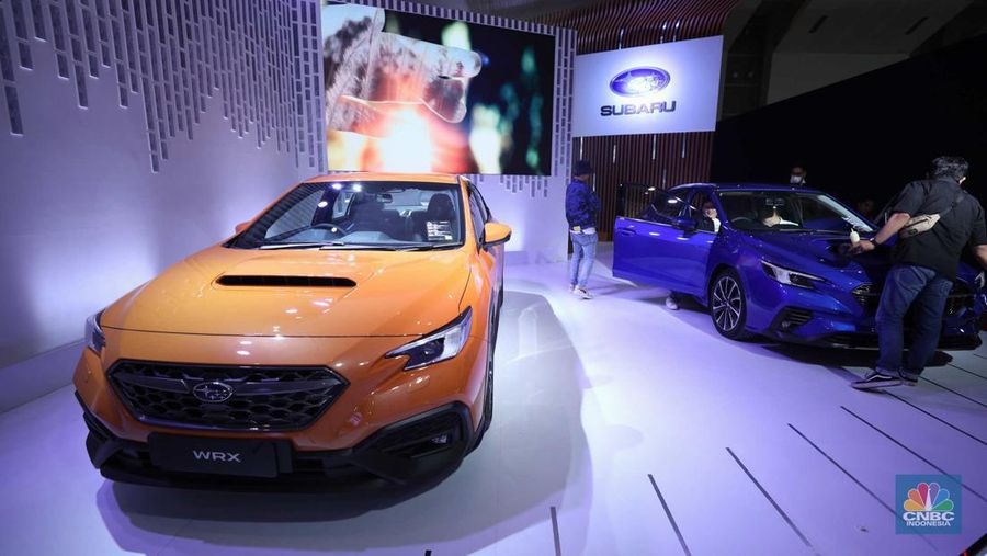 Susana Pengunjung di acara Indonesia Internasional Motor Show (IIMS) di JI-Expo Kemayoran, Jakarta, Kamis (16/2/2023). (CNBC Indonesia/Tri Susilo)