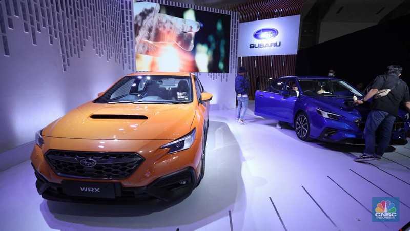 Susana Pengunjung di acara Indonesia Internasional Motor Show (IIMS) di JI-Expo Kemayoran, Jakarta, Kamis (16/2/2023). (CNBC Indonesia/Tri Susilo)
