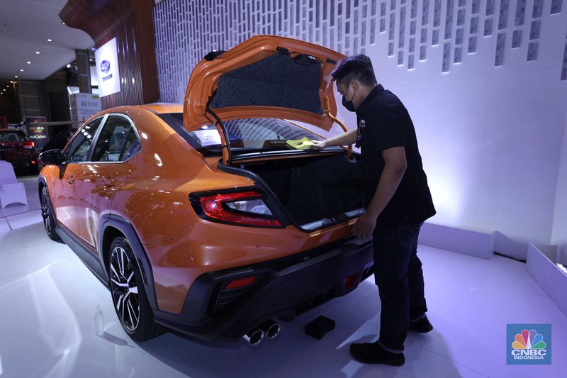 Susana Pengunjung di acara Indonesia Internasional Motor Show (IIMS) di JI-Expo Kemayoran, Jakarta, Kamis (16/2/2023). (CNBC Indonesia/Tri Susilo) Susana Pengunjung di acara Indonesia Internasional Motor Show (IIMS) di JI-Expo Kemayoran, Jakarta, Kamis (16/2/2023). (CNBC Indonesia/Tri Susilo)