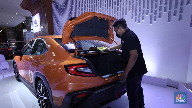 Susana Pengunjung di acara Indonesia Internasional Motor Show (IIMS) di JI-Expo Kemayoran, Jakarta, Kamis (16/2/2023). (CNBC Indonesia/Tri Susilo)
