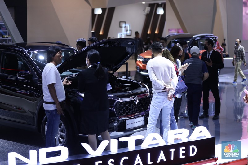 Susana Pengunjung di acara Indonesia Internasional Motor Show (IIMS) di JI-Expo Kemayoran, Jakarta, Kamis (16/2/2023). (CNBC Indonesia/Tri Susilo)