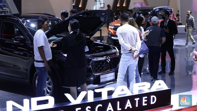 Susana Pengunjung di acara Indonesia Internasional Motor Show (IIMS) di JI-Expo Kemayoran, Jakarta, Kamis (16/2/2023). (CNBC Indonesia/Tri Susilo)