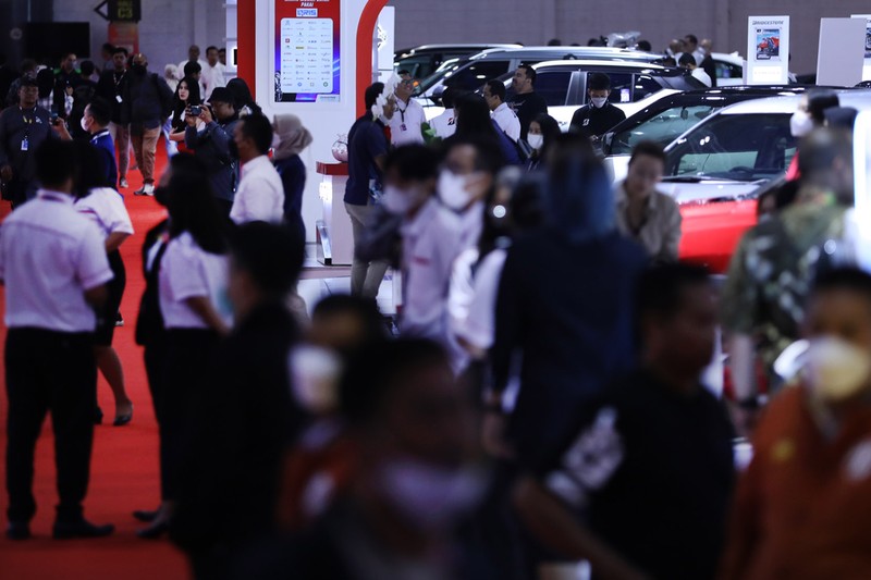 Susana Pengunjung di acara Indonesia Internasional Motor Show (IIMS) di JI-Expo Kemayoran, Jakarta, Kamis (16/2/2023). (CNBC Indonesia/Tri Susilo)