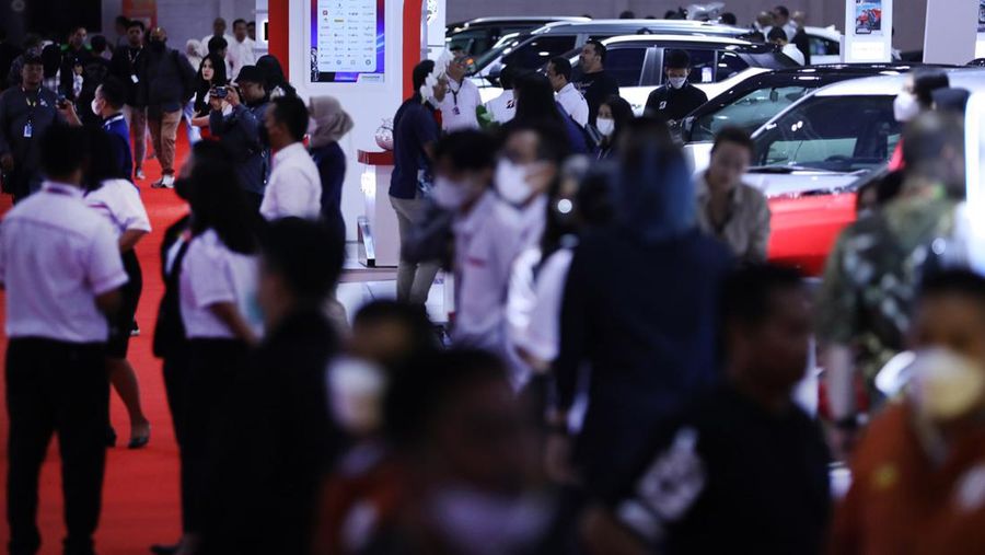 Susana Pengunjung di acara Indonesia Internasional Motor Show (IIMS) di JI-Expo Kemayoran, Jakarta, Kamis (16/2/2023). (CNBC Indonesia/Tri Susilo)