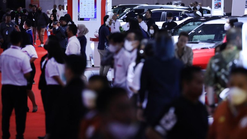Susana Pengunjung di acara Indonesia Internasional Motor Show (IIMS) di JI-Expo Kemayoran, Jakarta, Kamis (16/2/2023). (CNBC Indonesia/Tri Susilo)