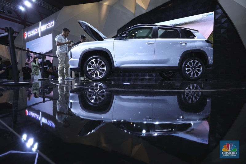 Susana Pengunjung di acara Indonesia Internasional Motor Show (IIMS) di JI-Expo Kemayoran, Jakarta, Kamis (16/2/2023). (CNBC Indonesia/Tri Susilo) Susana Pengunjung di acara Indonesia Internasional Motor Show (IIMS) di JI-Expo Kemayoran, Jakarta, Kamis (16/2/2023). (CNBC Indonesia/Tri Susilo)