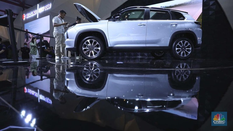 Susana Pengunjung di acara Indonesia Internasional Motor Show (IIMS) di JI-Expo Kemayoran, Jakarta, Kamis (16/2/2023). (CNBC Indonesia/Tri Susilo)