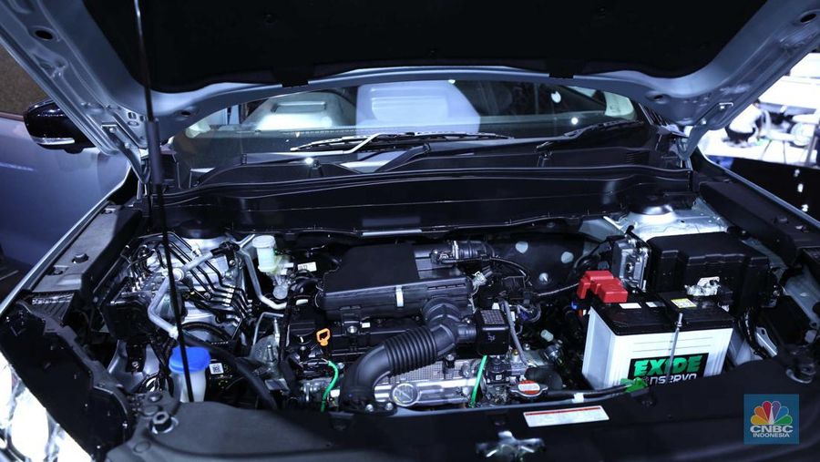 Susana Pengunjung di acara Indonesia Internasional Motor Show (IIMS) di JI-Expo Kemayoran, Jakarta, Kamis (16/2/2023). (CNBC Indonesia/Tri Susilo)