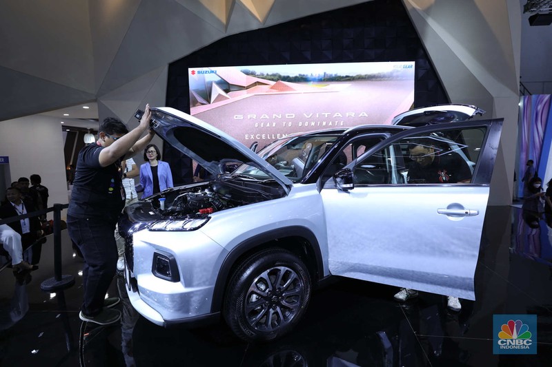 Susana Pengunjung di acara Indonesia Internasional Motor Show (IIMS) di JI-Expo Kemayoran, Jakarta, Kamis (16/2/2023). (CNBC Indonesia/Tri Susilo) Susana Pengunjung di acara Indonesia Internasional Motor Show (IIMS) di JI-Expo Kemayoran, Jakarta, Kamis (16/2/2023). (CNBC Indonesia/Tri Susilo)