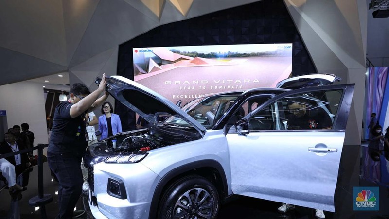 Susana Pengunjung di acara Indonesia Internasional Motor Show (IIMS) di JI-Expo Kemayoran, Jakarta, Kamis (16/2/2023). (CNBC Indonesia/Tri Susilo)