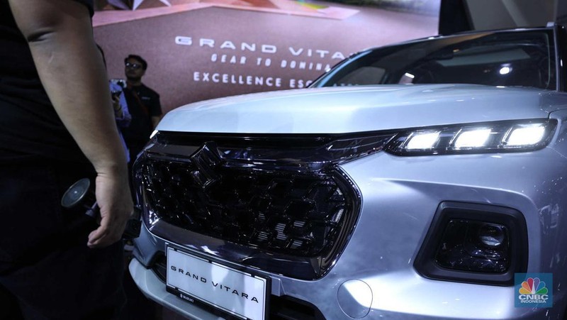 Susana Pengunjung di acara Indonesia Internasional Motor Show (IIMS) di JI-Expo Kemayoran, Jakarta, Kamis (16/2/2023). (CNBC Indonesia/Tri Susilo)