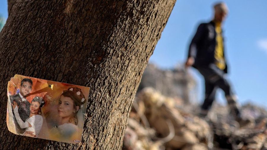 A man prays near the rubble of destroyed homes, in the aftermath of a deadly earthquake in Kahramanmaras, Turkey February 14, 2023. REUTERS/Nir Elias     TPX IMAGES OF THE DAY