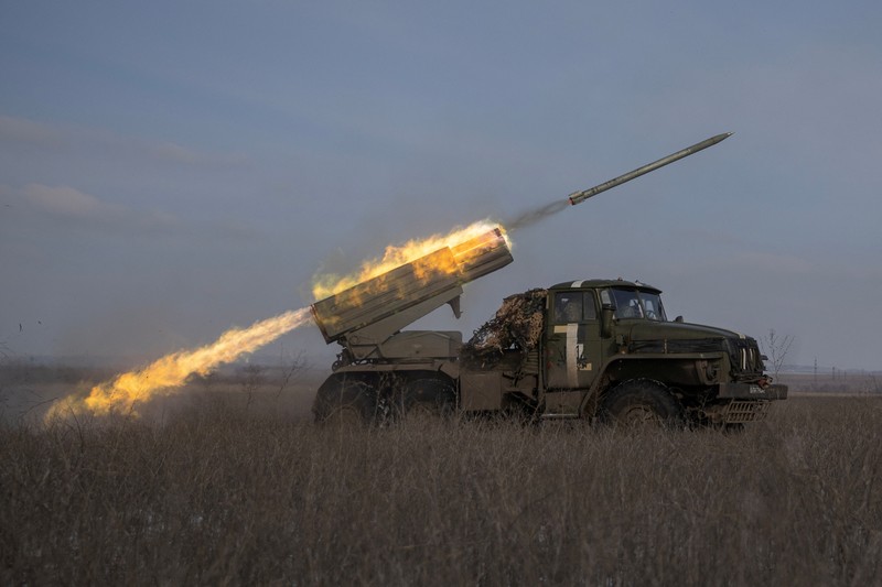 UKRAINE-CRISIS/BAKHMUT Ukrainian service members fire a SPG-9 anti-tank grenade launcher toward Russian troops in the frontline town of Bakhmut, amid Russia’s attack on Ukraine, in Donetsk region, Ukraine, in this handout picture released February 13, 2023. Iryna Rybakova/Press Service of the 93rd Independent Kholodnyi Yar Mechanized Brigade of the Ukrainian Armed Forces/Handout via REUTERS ATTENTION EDITORS - THIS IMAGE HAS BEEN SUPPLIED BY A THIRD PARTY.