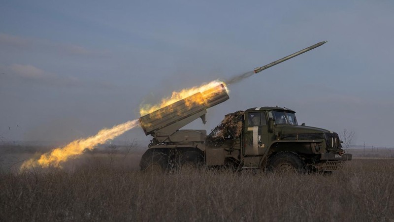Ukrainian service members fire a SPG-9 anti-tank grenade launcher toward Russian troops in the frontline town of Bakhmut, amid Russia’s attack on Ukraine, in Donetsk region, Ukraine, in this handout picture released February 13, 2023. Iryna Rybakova/Press Service of the 93rd Independent Kholodnyi Yar Mechanized Brigade of the Ukrainian Armed Forces/Handout via REUTERS ATTENTION EDITORS - THIS IMAGE HAS BEEN SUPPLIED BY A THIRD PARTY.