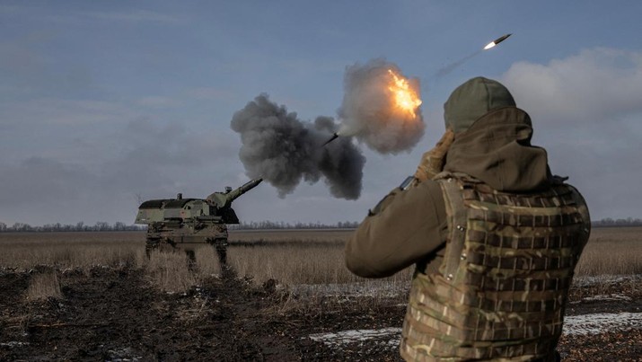 Ukrainian army from the 43rd Heavy Artillery Brigade fire the German howitzer Panzerhaubitze 2000, called Tina by the unit, amid Russia's attack on Ukraine, near Bahmut, in Donetsk region, Ukraine, February 5, 2023. REUTERS/Marko Djurica     TPX IMAGES OF THE DAY