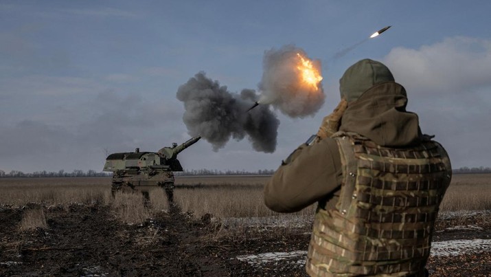 UKRAINE-CRISIS/ Ukrainian army from the 43rd Heavy Artillery Brigade fire the German howitzer Panzerhaubitze 2000, called Tina by the unit, amid Russia's attack on Ukraine, near Bahmut, in Donetsk region, Ukraine, February 5, 2023. REUTERS/Marko Djurica TPX IMAGES OF THE DAY
