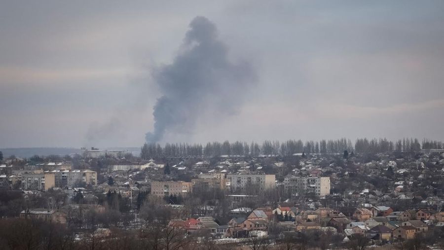 Smog is seen during a shelling, amid Russia's attack on Ukraine, in the front line city of Bakhmut in Donetsk region, Ukraine February 9, 2023. REUTERS/Yevhen Titov