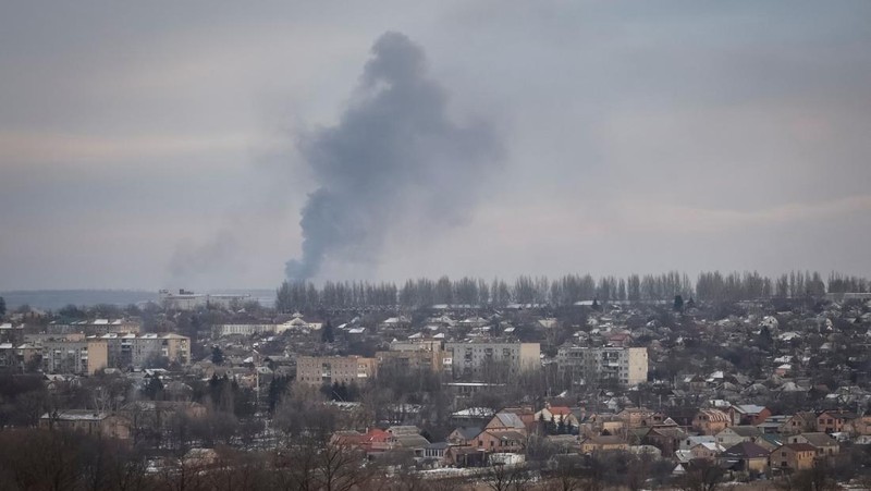 Ukrainian service members fire a SPG-9 anti-tank grenade launcher toward Russian troops in the frontline town of Bakhmut, amid Russia’s attack on Ukraine, in Donetsk region, Ukraine, in this handout picture released February 13, 2023. Iryna Rybakova/Press Service of the 93rd Independent Kholodnyi Yar Mechanized Brigade of the Ukrainian Armed Forces/Handout via REUTERS ATTENTION EDITORS - THIS IMAGE HAS BEEN SUPPLIED BY A THIRD PARTY.
