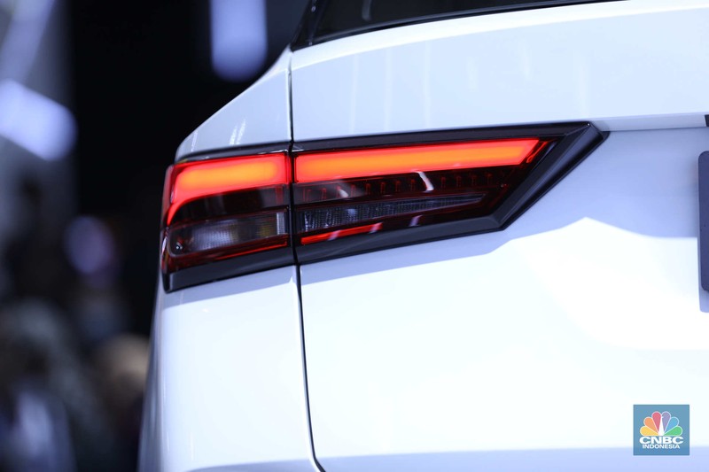 Susana Pengunjung di acara Indonesia Internasional Motor Show (IIMS) di JI-Expo Kemayoran, Jakarta, Kamis (16/2/2023). (CNBC Indonesia/Tri Susilo)
