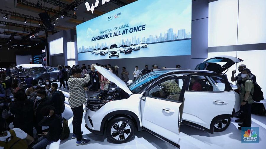 Wuling Motors resmi memperkenalkan produk terbarunya, yaitu Wuling Alvez di ajang otomotif Indonesia International Motor Show (IIMS) 2023 Kamis (16/2/2023). (CNBC Indonesia/Tri Susilo)