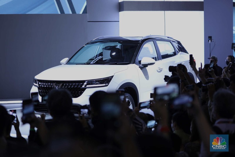 Susana Pengunjung di acara Indonesia Internasional Motor Show (IIMS) di JI-Expo Kemayoran, Jakarta, Kamis (16/2/2023). (CNBC Indonesia/Tri Susilo)