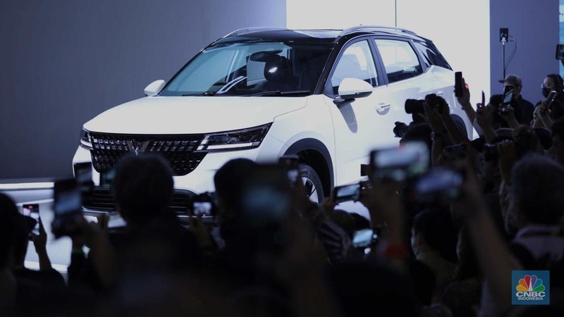 Susana Pengunjung di acara Indonesia Internasional Motor Show (IIMS) di JI-Expo Kemayoran, Jakarta, Kamis (16/2/2023). (CNBC Indonesia/Tri Susilo)