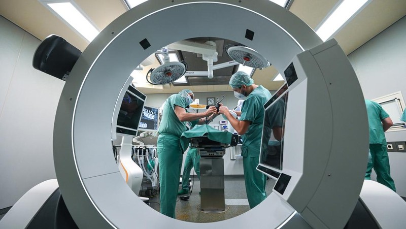 15 February 2023, Saxony-Anhalt, Halle (Saale): A robotic arm as a new assistant in the operating room. The Bergmannstrost Hospital in Halle is putting a new robotic surgical operating system into operation. It also features a 3D imaging robot and a digital navigation system. Photo: Heiko Rebsch/dpa (Photo by Heiko Rebsch/picture alliance via Getty Images)