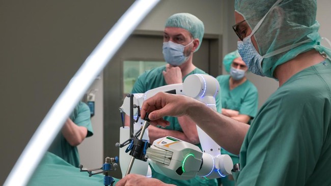 Robot China Sukses Bedah Otak Pasien, Lebih Jago dari Dokter Asli