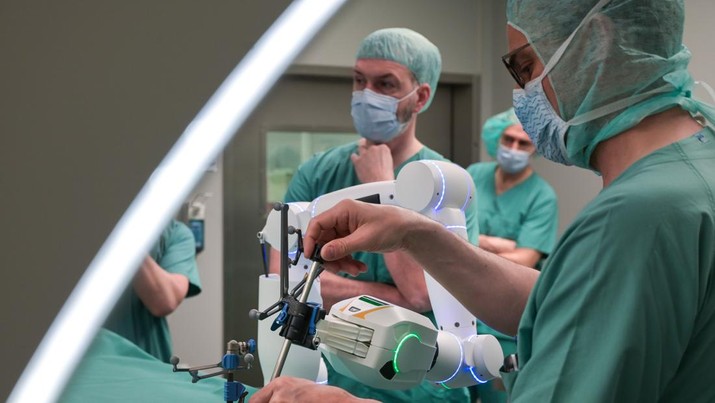 1247158808 15 February 2023, Saxony-Anhalt, Halle (Saale): Simulated surgery with a robot as an assistant at a press event. The Bergmannstrost Hospital in Halle is putting a new robotic surgical operation system into operation. It also features a 3D imaging robot and a digital navigation system. Photo: Heiko Rebsch/dpa (Photo by Heiko Rebsch/picture alliance via Getty Images)