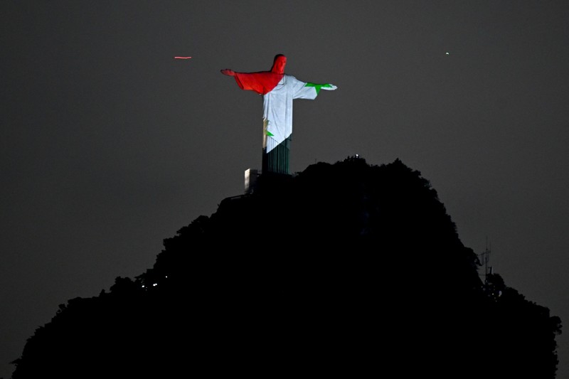 Patung Yesus Rio de Janeiro A lightning flashes over the statue of Christ the Redeemer on top of the Corcovado hill in Rio de Janeiro, Brazil, on January 16, 2014. AFP PHOTO / YASUYOSHI CHIBA (Photo credit should read YASUYOSHI CHIBA/AFP via Getty Images)