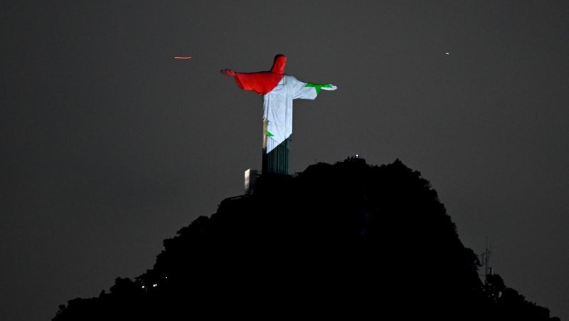 A lightning flashes over the statue of Christ the Redeemer on top of the Corcovado hill in Rio de Janeiro, Brazil, on January 16, 2014.  AFP PHOTO / YASUYOSHI CHIBA        (Photo credit should read YASUYOSHI CHIBA/AFP via Getty Images)