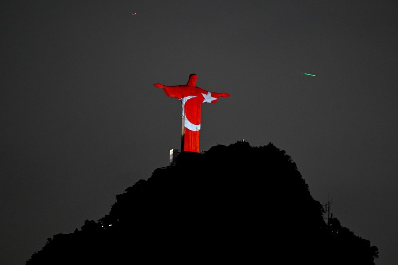 Bendera Turki dikibarkan di patung Kristus Sang Penebus di Gunung Corcovado di Rio de Janeiro, 16 Februari 2023, sebagai penghormatan kepada para korban gempa bumi yang melanda Turki dan Suriah. Bendera Turki dikibarkan di patung Kristus Sang Penebus di Gunung Corcovado di Rio de Janeiro, 16 Februari 2023, sebagai penghormatan kepada para korban gempa bumi yang melanda Turki dan Suriah. (MAURO PIMENTEL/MAURO PIMENTEL/AFP via Getty Images)