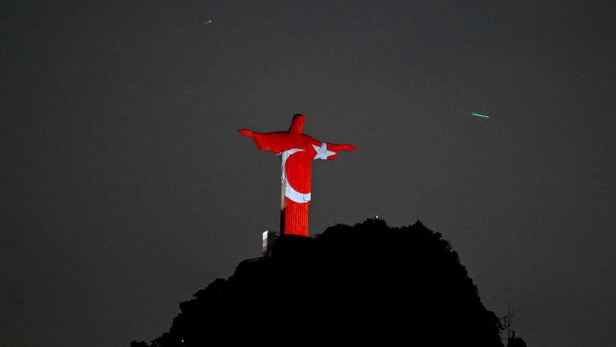 Bendera Turki dikibarkan di patung Kristus Sang Penebus di Gunung Corcovado di Rio de Janeiro, 16 Februari 2023, sebagai penghormatan kepada para korban gempa bumi yang melanda Turki dan Suriah. (MAURO PIMENTEL/MAURO PIMENTEL/AFP via Getty Images)