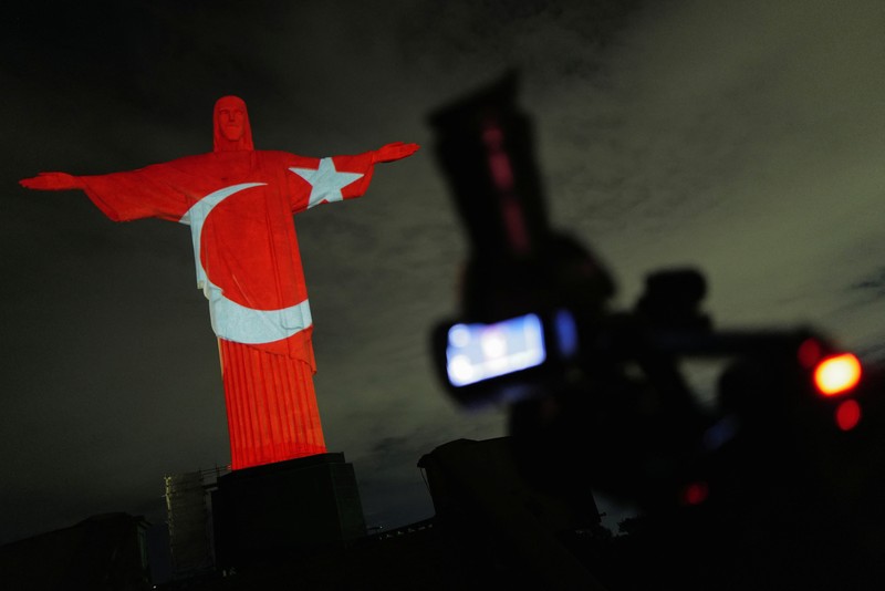 Bendera Turki dikibarkan di patung Kristus Sang Penebus di Gunung Corcovado di Rio de Janeiro, 16 Februari 2023, sebagai penghormatan kepada para korban gempa bumi yang melanda Turki dan Suriah. Bendera Turki dikibarkan di patung Kristus Sang Penebus di Gunung Corcovado di Rio de Janeiro, 16 Februari 2023, sebagai penghormatan kepada para korban gempa bumi yang melanda Turki dan Suriah. (MAURO PIMENTEL/MAURO PIMENTEL/AFP via Getty Images)