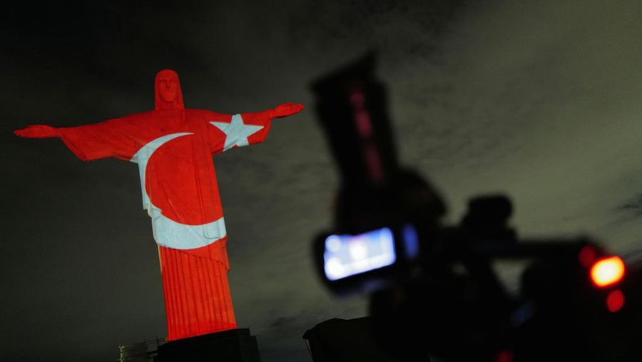Bendera Turki dikibarkan di patung Kristus Sang Penebus di Gunung Corcovado di Rio de Janeiro, 16 Februari 2023, sebagai penghormatan kepada para korban gempa bumi yang melanda Turki dan Suriah. (MAURO PIMENTEL/MAURO PIMENTEL/AFP via Getty Images)