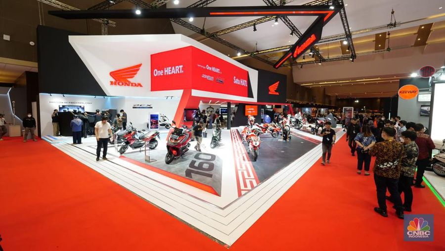 Booth PT Astra Honda Motor (AHM) ramai di kunjungi selama pameran Indonesia International Motor Show atau IIMS 2023. (CNBC Indonesia/Tri Susilo)