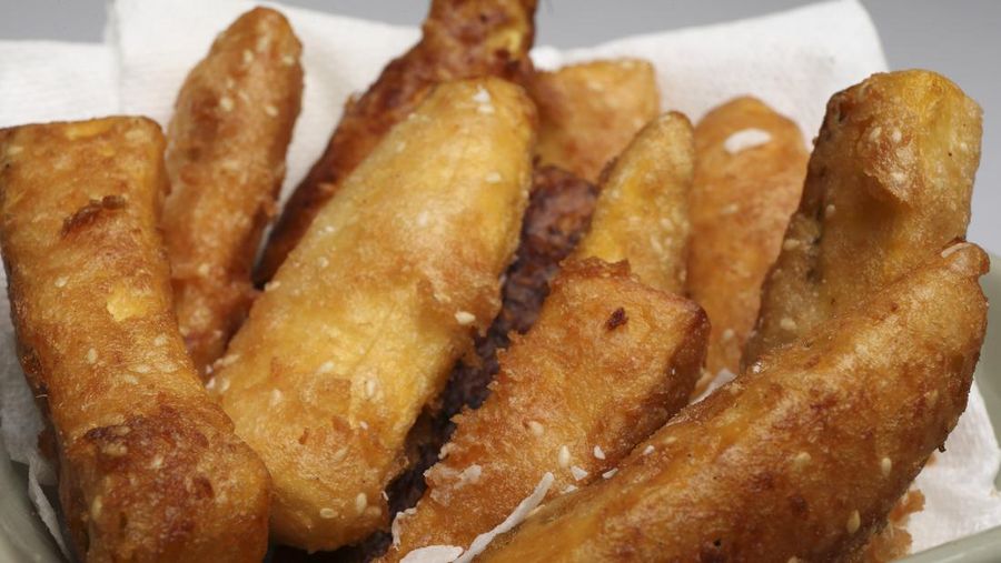 TORONTO, ON - FEBRUARY, 25 - Street style fried banana
Cook This Book feature on Hot Thai Kitchen. Two things being made: fried banana fritters (video component) and spare pork rib soup. Shot in the Star studio and test kitchen. (Richard Lautens/Toronto Star via Getty Images)